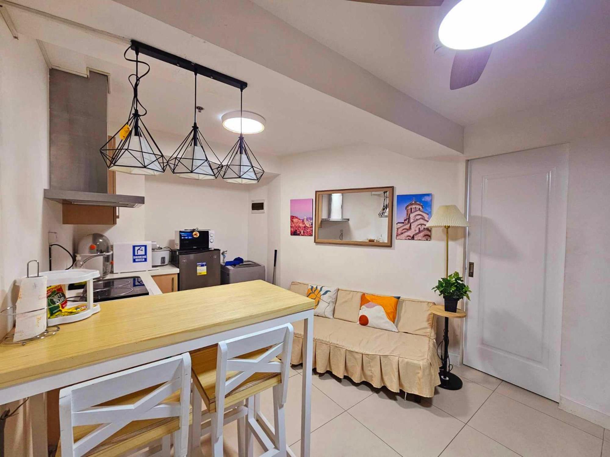 Acellyne'S Suites At The Residences At Commonwealth By Century Quezon City Exterior photo
